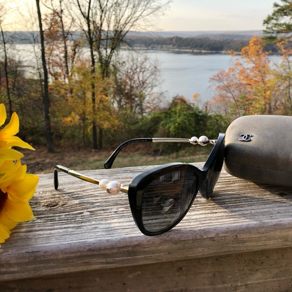 Auth Chanel Black cat eye sunglasses with CC faux pearls/New w.o Tags/Stylish - Picture 1 of 15